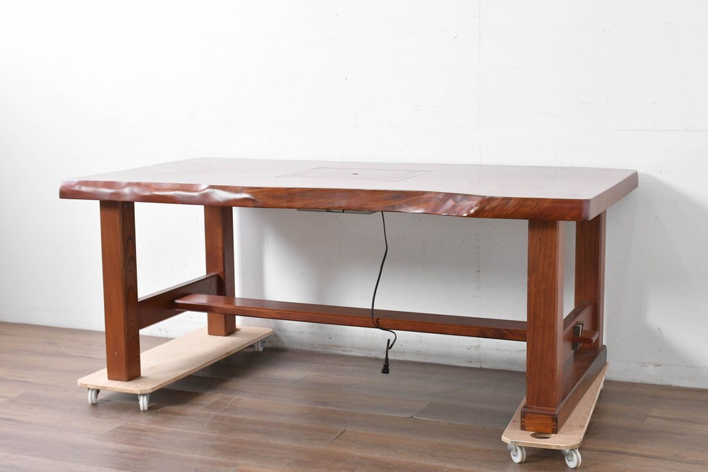 中古　職人手作りの特注品　総欅(ケヤキ)材　一枚板　自然の造形を活かした囲炉裏付きダイニングテーブル　製作費約150万円　(R-087121)