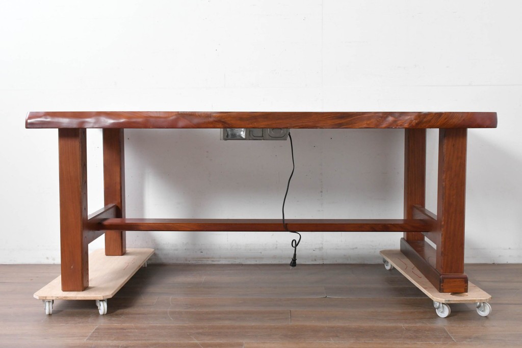 中古　職人手作りの特注品　総欅(ケヤキ)材　一枚板　自然の造形を活かした囲炉裏付きダイニングテーブル　製作費約150万円　(R-087121)