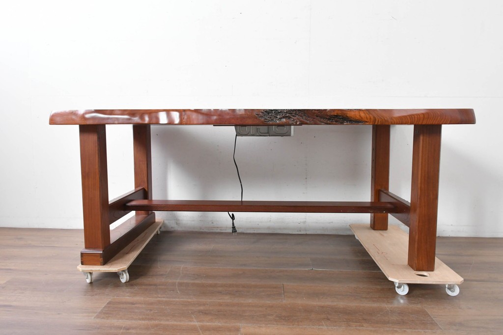 中古　職人手作りの特注品　総欅(ケヤキ)材　一枚板　自然の造形を活かした囲炉裏付きダイニングテーブル　製作費約150万円　(R-087121)