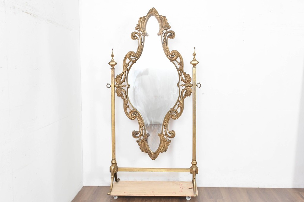 イタリアヴィンテージ　最高級　真鍮製　細部まで凝った造りが魅力的な特大スタンドミラー　(R-087131)