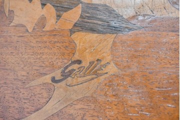 フランスアンティーク　希少!!　エミール・ガレ(Emile Galle)サイン入り　アザミの象嵌細工が施されたバタフライテーブル　(R-087134)