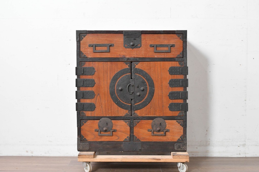 和製アンティーク　赤みのある木肌に黒い金具が映える観音開き帳場小箪笥　(R-087135)