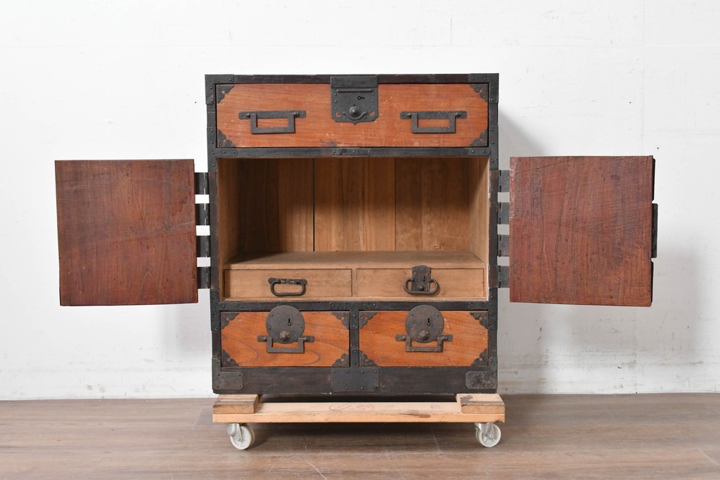 和製アンティーク　赤みのある木肌に黒い金具が映える観音開き帳場小箪笥　(R-087135)