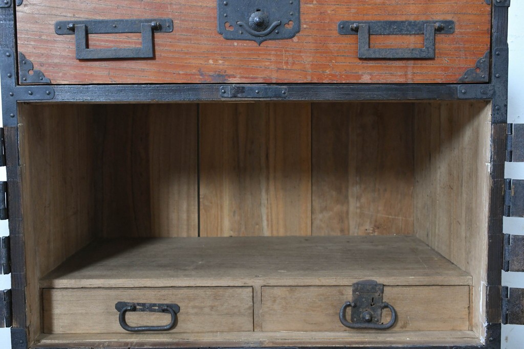 和製アンティーク　赤みのある木肌に黒い金具が映える観音開き帳場小箪笥　(R-087135)