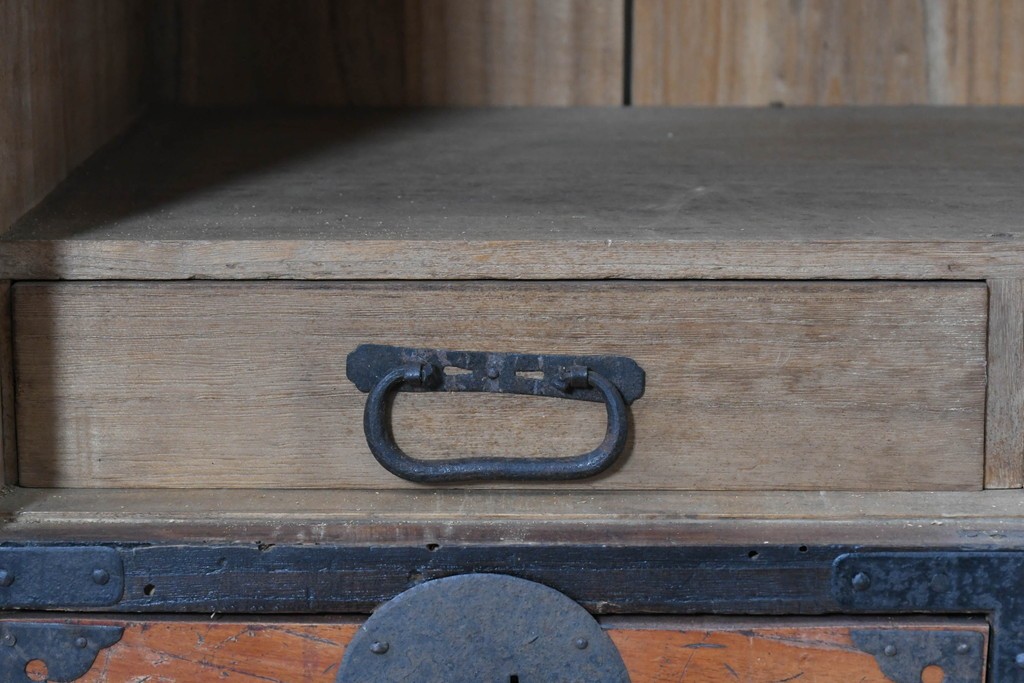 和製アンティーク　赤みのある木肌に黒い金具が映える観音開き帳場小箪笥　(R-087135)