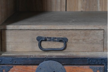 和製アンティーク　赤みのある木肌に黒い金具が映える観音開き帳場小箪笥　(R-087135)