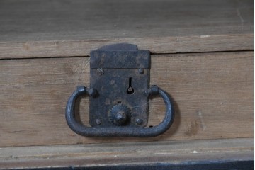 和製アンティーク　赤みのある木肌に黒い金具が映える観音開き帳場小箪笥　(R-087135)