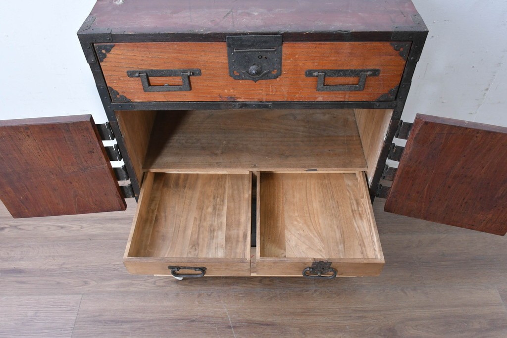 和製アンティーク　赤みのある木肌に黒い金具が映える観音開き帳場小箪笥　(R-087135)