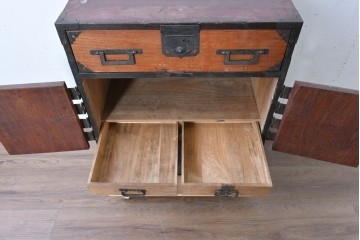 和製アンティーク　赤みのある木肌に黒い金具が映える観音開き帳場小箪笥　(R-087135)