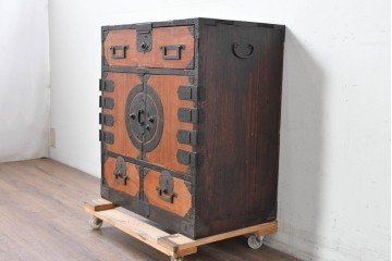 和製アンティーク　赤みのある木肌に黒い金具が映える観音開き帳場小箪笥　(R-087135)