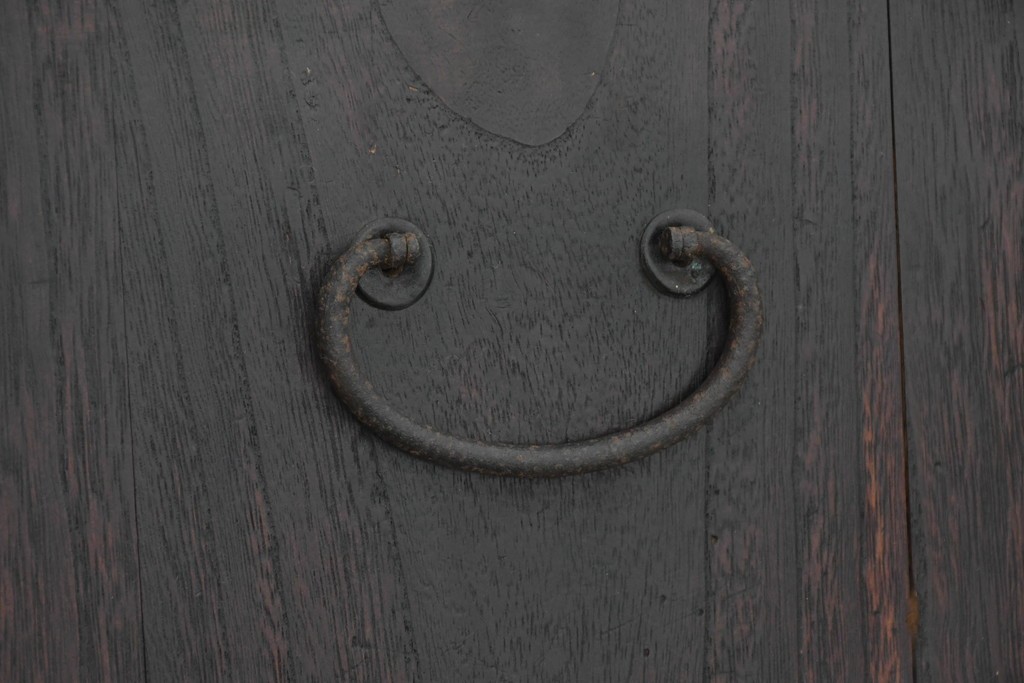 和製アンティーク　赤みのある木肌に黒い金具が映える観音開き帳場小箪笥　(R-087135)