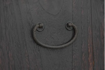 和製アンティーク　赤みのある木肌に黒い金具が映える観音開き帳場小箪笥　(R-087135)