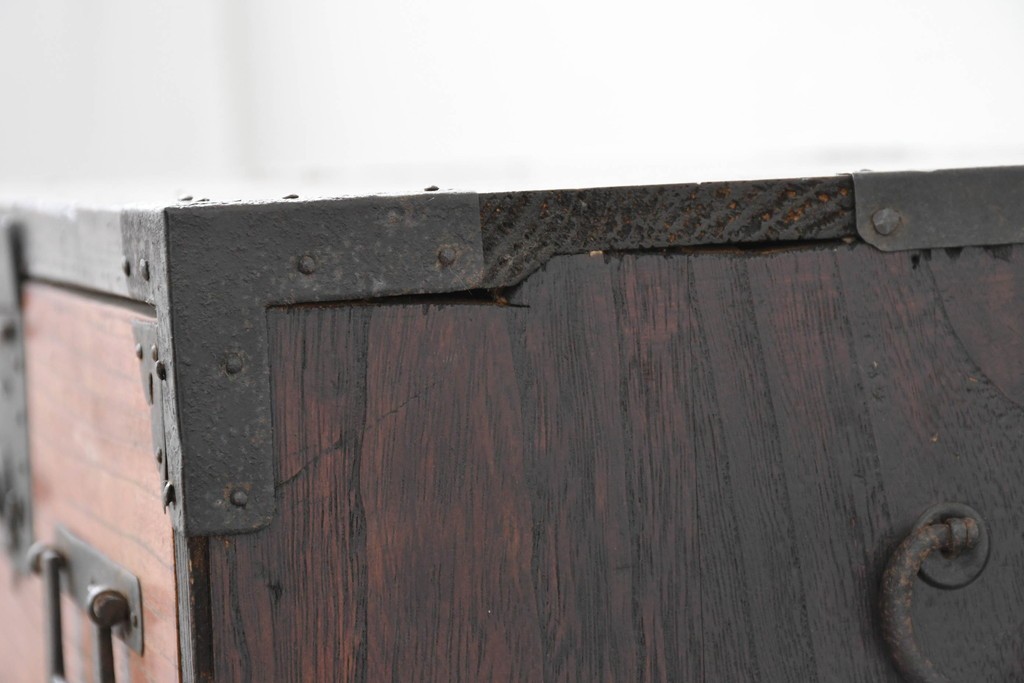 和製アンティーク　赤みのある木肌に黒い金具が映える観音開き帳場小箪笥　(R-087135)