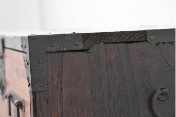 和製アンティーク　赤みのある木肌に黒い金具が映える観音開き帳場小箪笥　(R-087135)