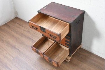 和製アンティーク　赤みのある木肌に黒い金具が映える観音開き帳場小箪笥　(R-087135)