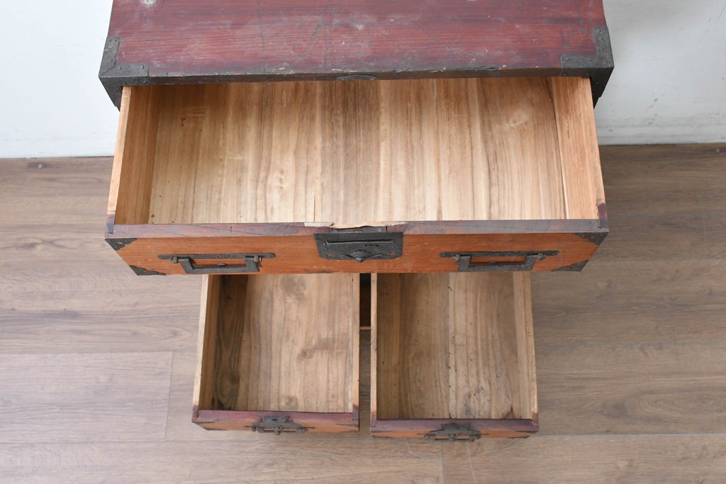 和製アンティーク　赤みのある木肌に黒い金具が映える観音開き帳場小箪笥　(R-087135)