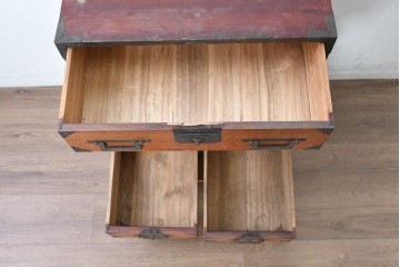 和製アンティーク　赤みのある木肌に黒い金具が映える観音開き帳場小箪笥　(R-087135)