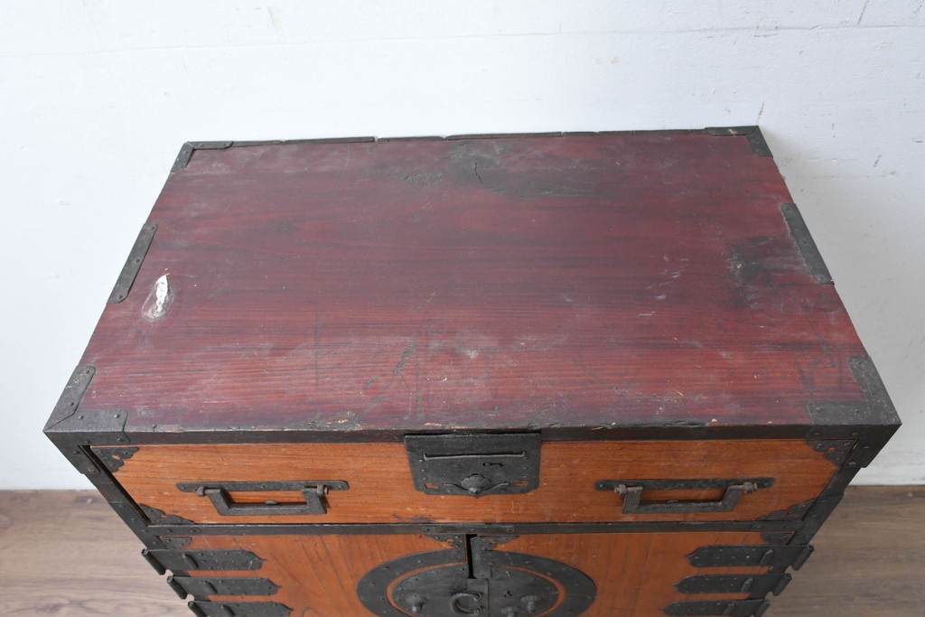 和製アンティーク　赤みのある木肌に黒い金具が映える観音開き帳場小箪笥　(R-087135)