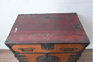 和製アンティーク　赤みのある木肌に黒い金具が映える観音開き帳場小箪笥　(R-087135)