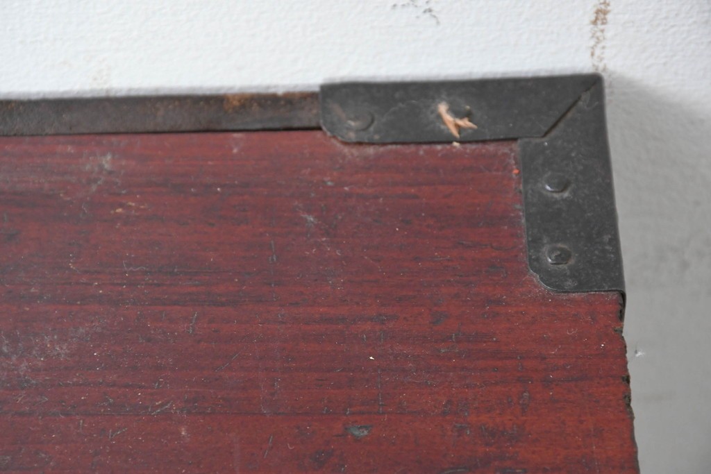 和製アンティーク　赤みのある木肌に黒い金具が映える観音開き帳場小箪笥　(R-087135)