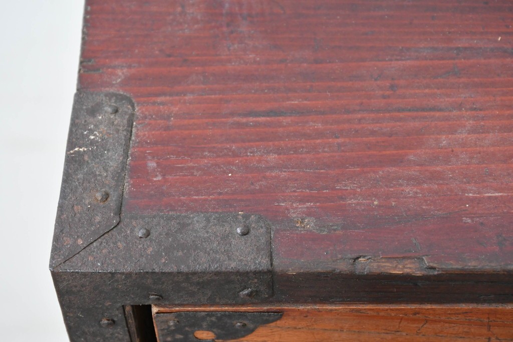 和製アンティーク　赤みのある木肌に黒い金具が映える観音開き帳場小箪笥　(R-087135)