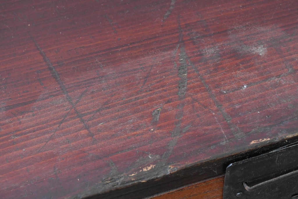 和製アンティーク　赤みのある木肌に黒い金具が映える観音開き帳場小箪笥　(R-087135)