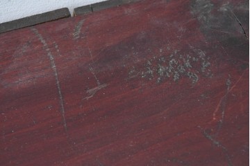 和製アンティーク　赤みのある木肌に黒い金具が映える観音開き帳場小箪笥　(R-087135)