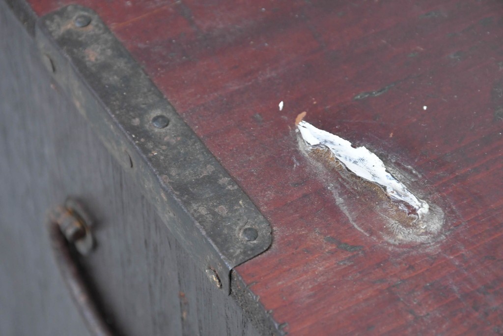 和製アンティーク　赤みのある木肌に黒い金具が映える観音開き帳場小箪笥　(R-087135)