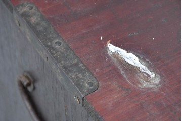 和製アンティーク　赤みのある木肌に黒い金具が映える観音開き帳場小箪笥　(R-087135)