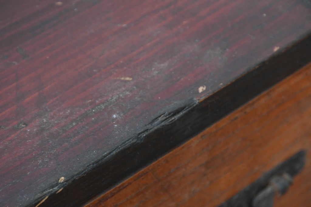 和製アンティーク　赤みのある木肌に黒い金具が映える観音開き帳場小箪笥　(R-087135)