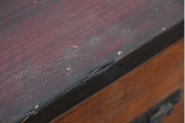 和製アンティーク　赤みのある木肌に黒い金具が映える観音開き帳場小箪笥　(R-087135)