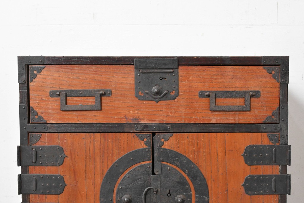 和製アンティーク　赤みのある木肌に黒い金具が映える観音開き帳場小箪笥　(R-087135)