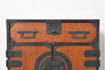 和製アンティーク　赤みのある木肌に黒い金具が映える観音開き帳場小箪笥　(R-087135)