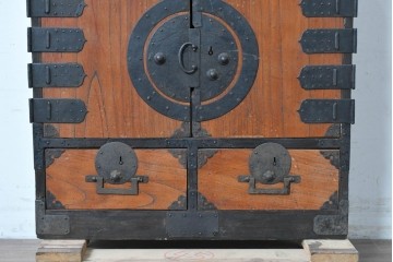 和製アンティーク　赤みのある木肌に黒い金具が映える観音開き帳場小箪笥　(R-087135)