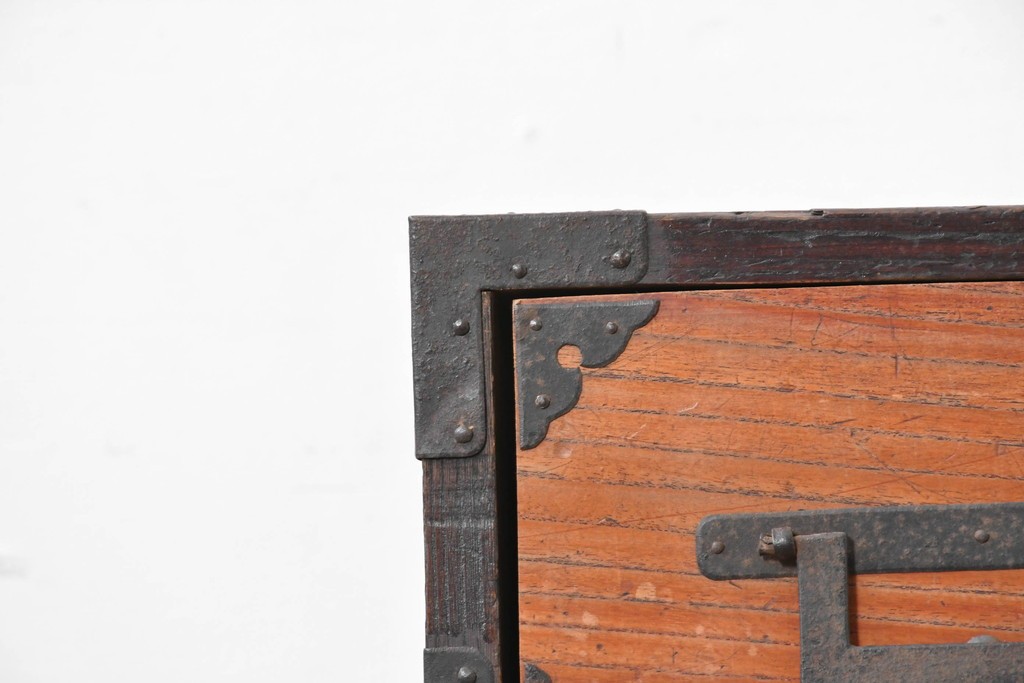 和製アンティーク　赤みのある木肌に黒い金具が映える観音開き帳場小箪笥　(R-087135)