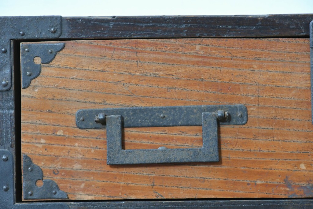 和製アンティーク　赤みのある木肌に黒い金具が映える観音開き帳場小箪笥　(R-087135)