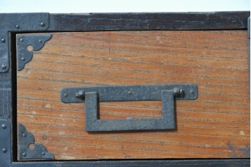 和製アンティーク　赤みのある木肌に黒い金具が映える観音開き帳場小箪笥　(R-087135)