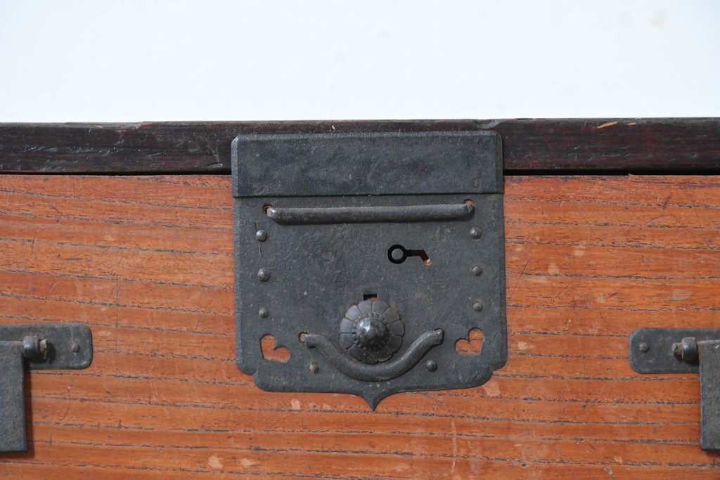 和製アンティーク　赤みのある木肌に黒い金具が映える観音開き帳場小箪笥　(R-087135)