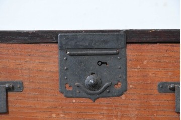 和製アンティーク　赤みのある木肌に黒い金具が映える観音開き帳場小箪笥　(R-087135)