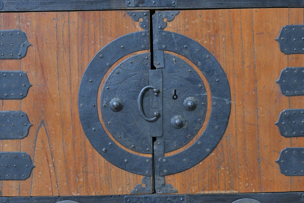 和製アンティーク　赤みのある木肌に黒い金具が映える観音開き帳場小箪笥　(R-087135)