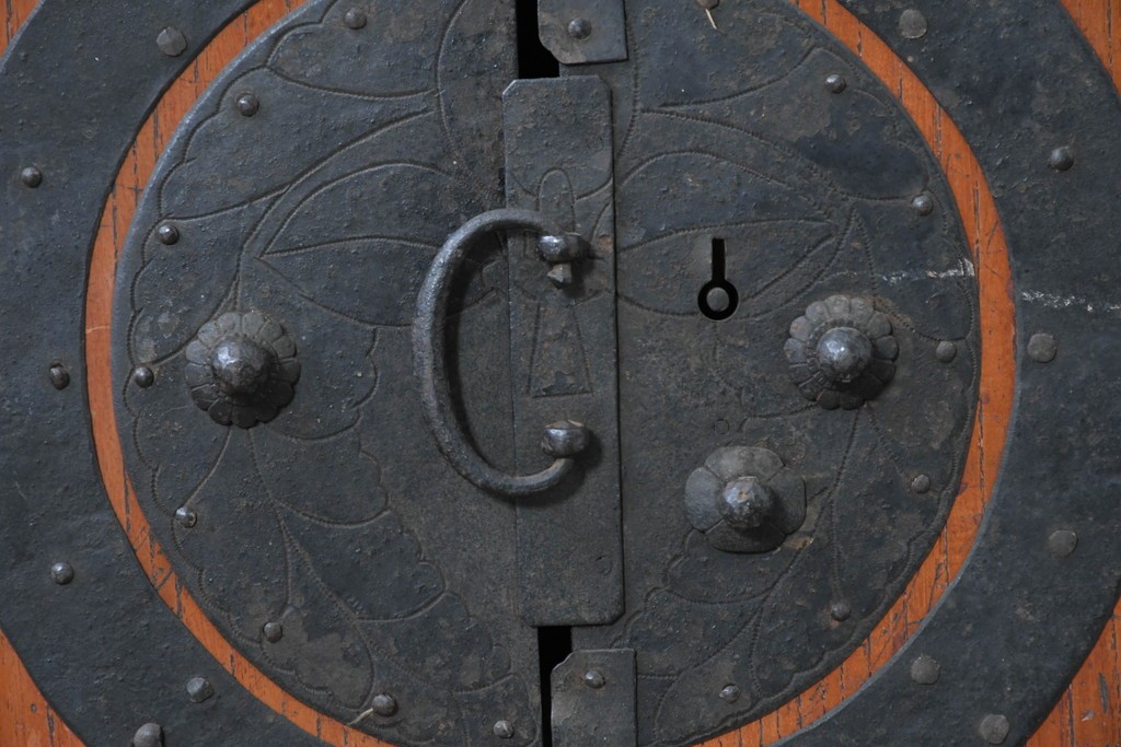 和製アンティーク　赤みのある木肌に黒い金具が映える観音開き帳場小箪笥　(R-087135)