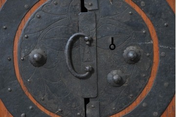 和製アンティーク　赤みのある木肌に黒い金具が映える観音開き帳場小箪笥　(R-087135)