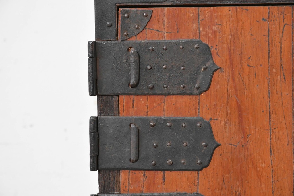 和製アンティーク　赤みのある木肌に黒い金具が映える観音開き帳場小箪笥　(R-087135)