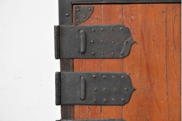 和製アンティーク　赤みのある木肌に黒い金具が映える観音開き帳場小箪笥　(R-087135)