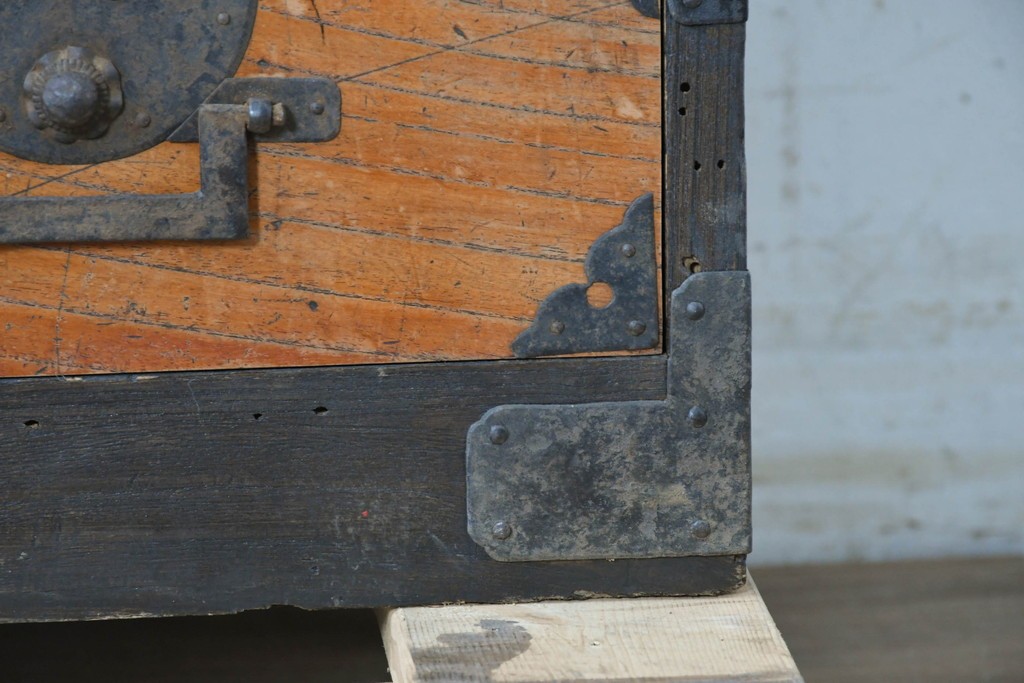 和製アンティーク　赤みのある木肌に黒い金具が映える観音開き帳場小箪笥　(R-087135)