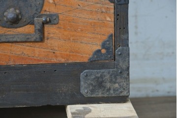 和製アンティーク　赤みのある木肌に黒い金具が映える観音開き帳場小箪笥　(R-087135)