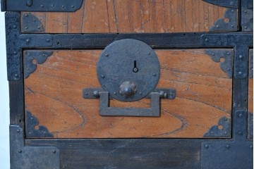 和製アンティーク　赤みのある木肌に黒い金具が映える観音開き帳場小箪笥　(R-087135)