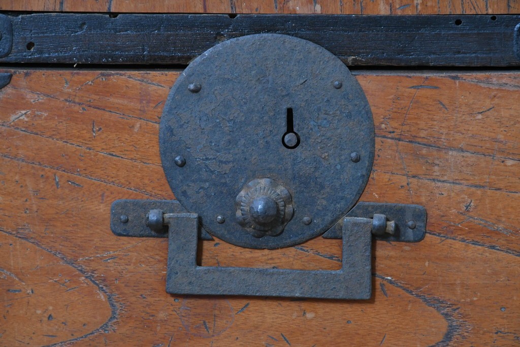 和製アンティーク　赤みのある木肌に黒い金具が映える観音開き帳場小箪笥　(R-087135)