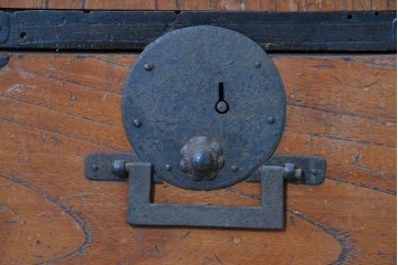 和製アンティーク　赤みのある木肌に黒い金具が映える観音開き帳場小箪笥　(R-087135)