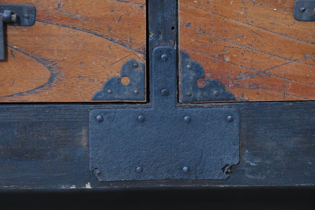 和製アンティーク　赤みのある木肌に黒い金具が映える観音開き帳場小箪笥　(R-087135)